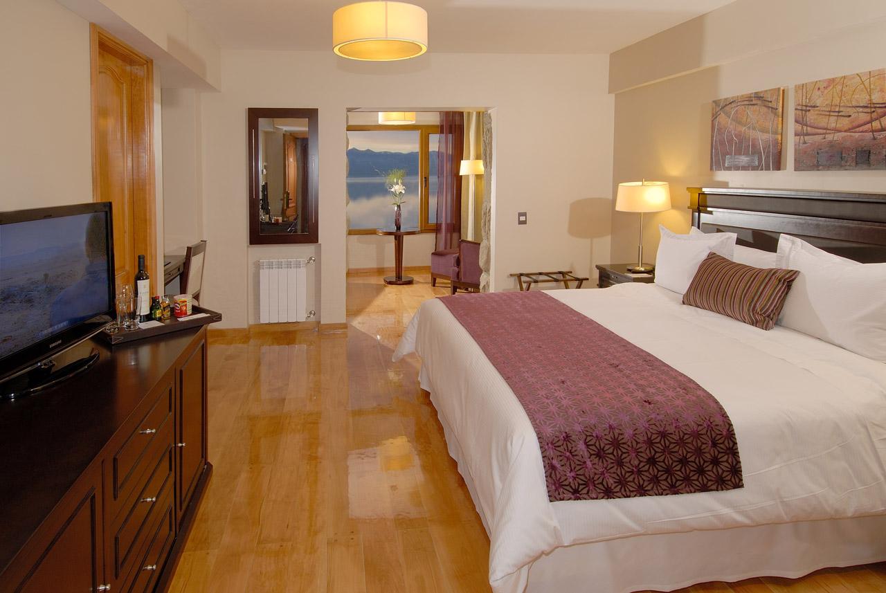 Alma Del Lago Suites & Spa San Carlos de Bariloche Exteriör bild A room at the hotel