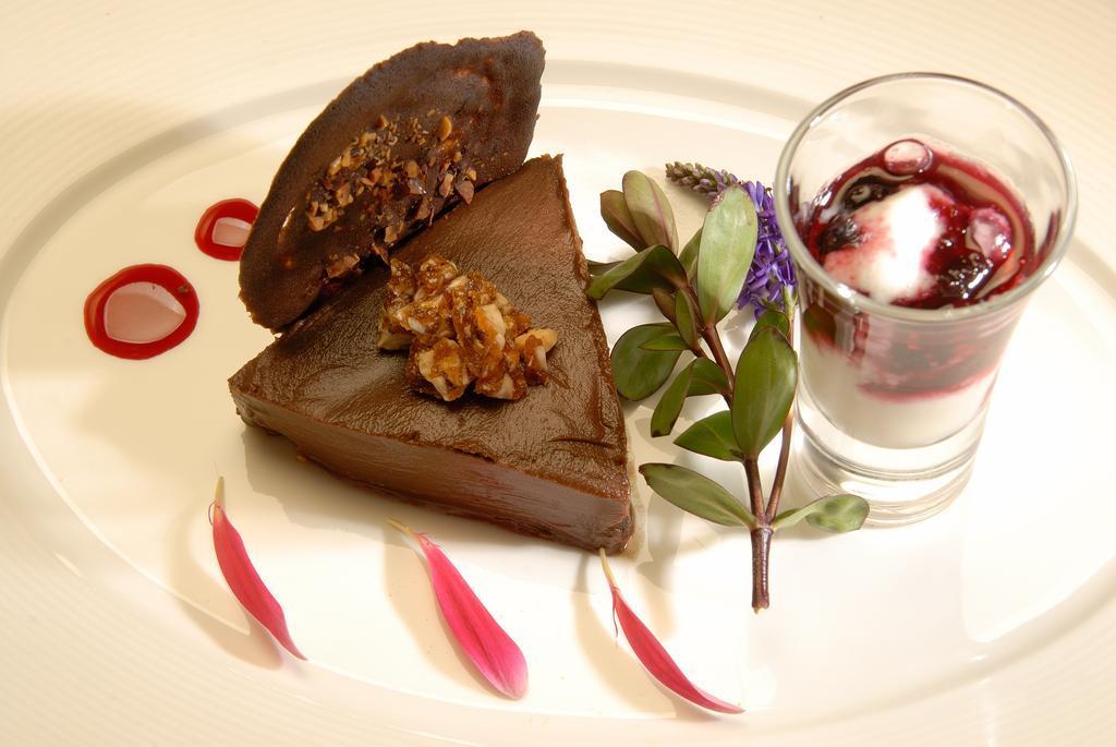 Alma Del Lago Suites & Spa San Carlos de Bariloche Exteriör bild A chocolate dessert