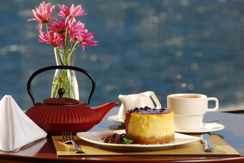 Alma Del Lago Suites & Spa San Carlos de Bariloche Exteriör bild A tea party