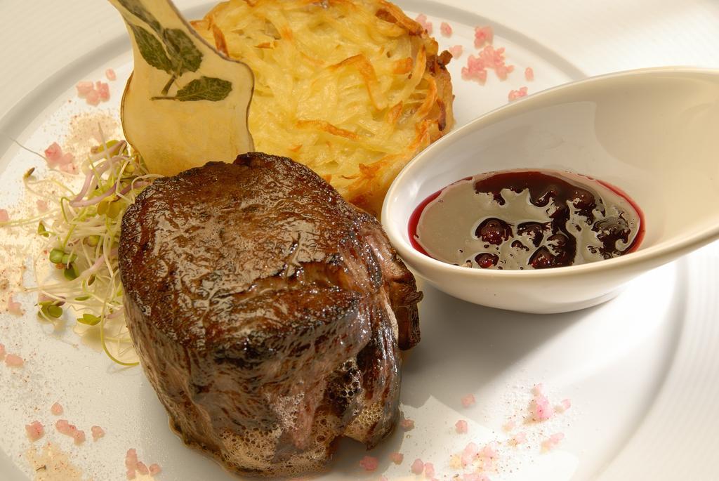 Alma Del Lago Suites & Spa San Carlos de Bariloche Exteriör bild A steak with a potato and a sauce