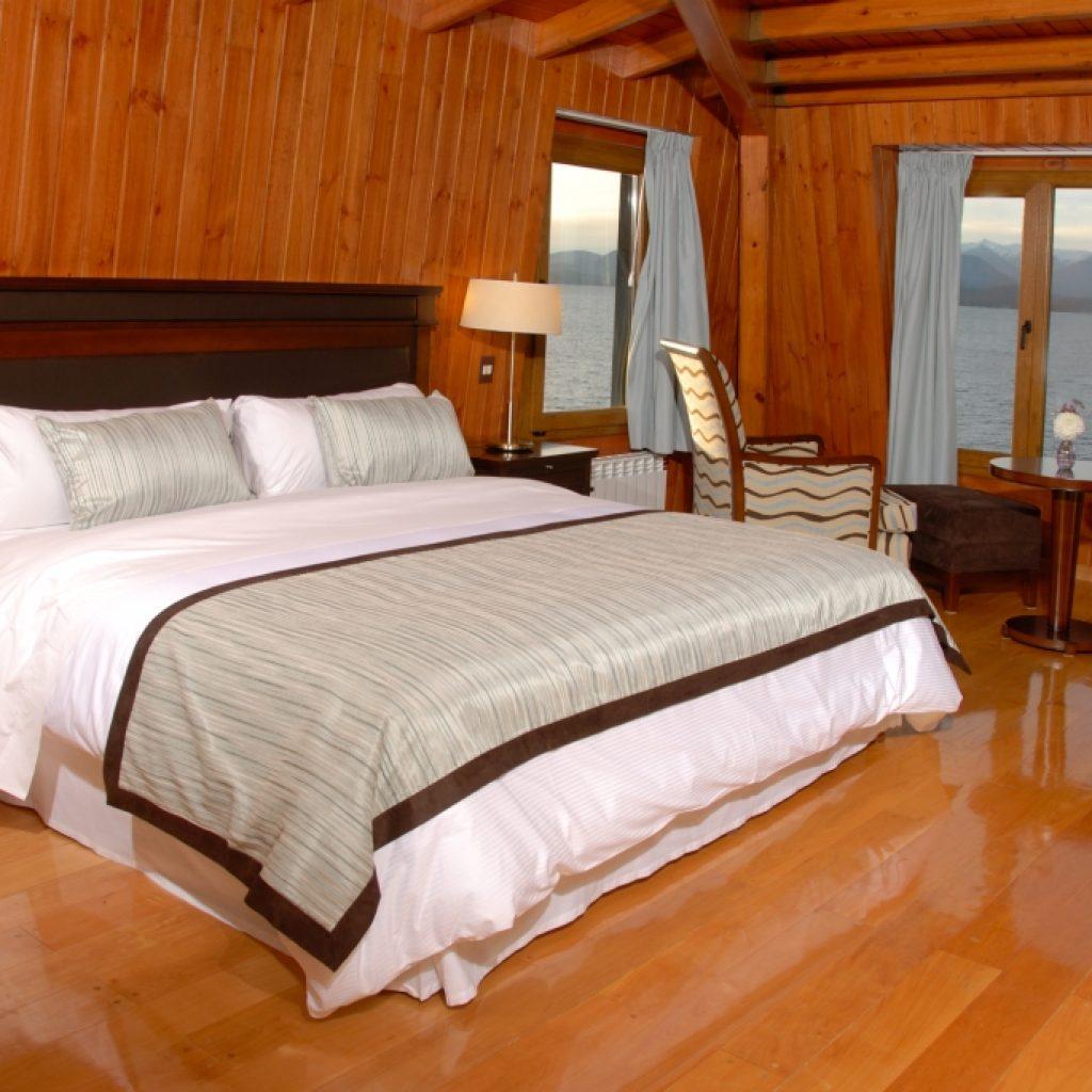Alma Del Lago Suites & Spa San Carlos de Bariloche Exteriör bild A bedroom in the hotel