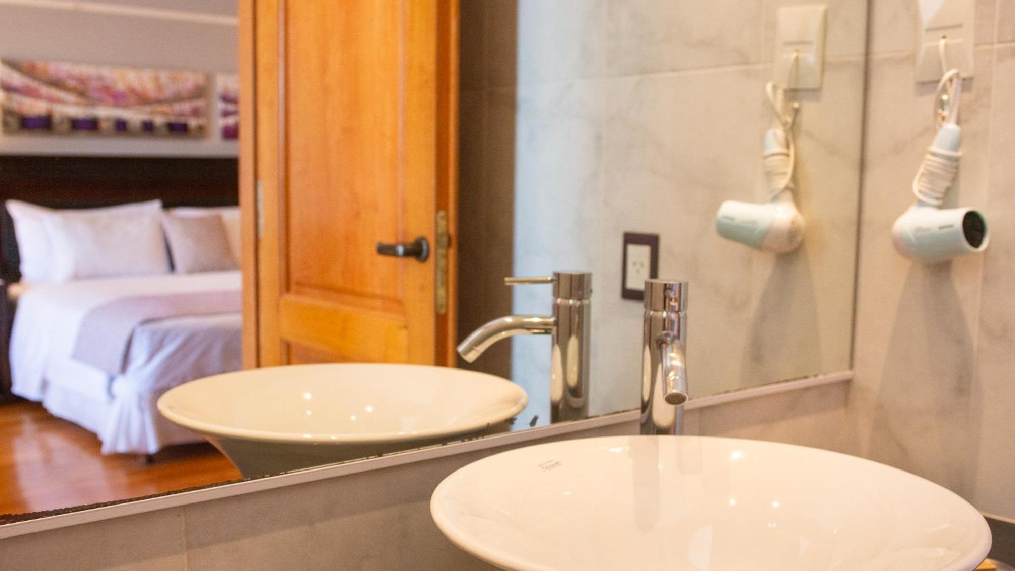 Alma Del Lago Suites & Spa San Carlos de Bariloche Exteriör bild Bathroom