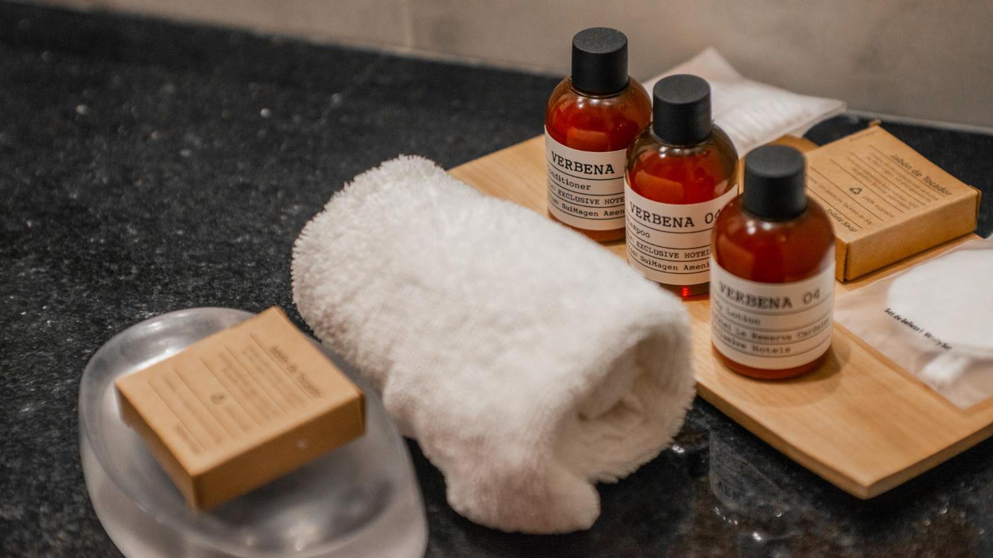 Alma Del Lago Suites & Spa San Carlos de Bariloche Exteriör bild A selection of toiletries in a hotel bathroom