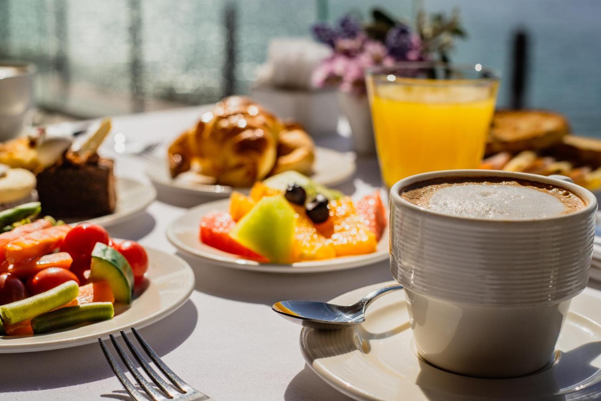 Alma Del Lago Suites & Spa San Carlos de Bariloche Exteriör bild A continental breakfast
