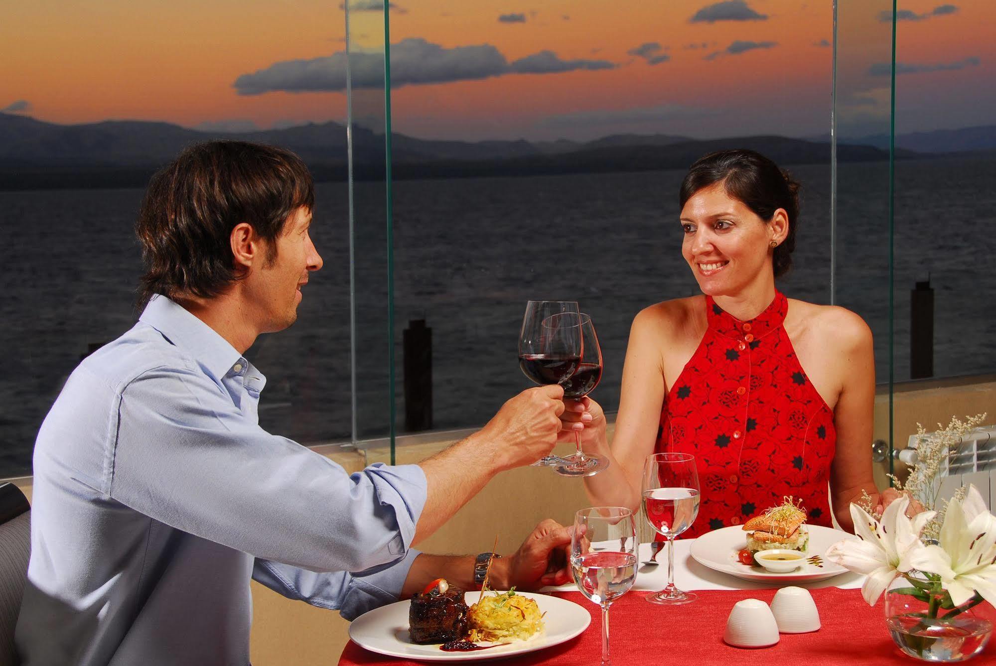 Alma Del Lago Suites & Spa San Carlos de Bariloche Exteriör bild A couple dining together