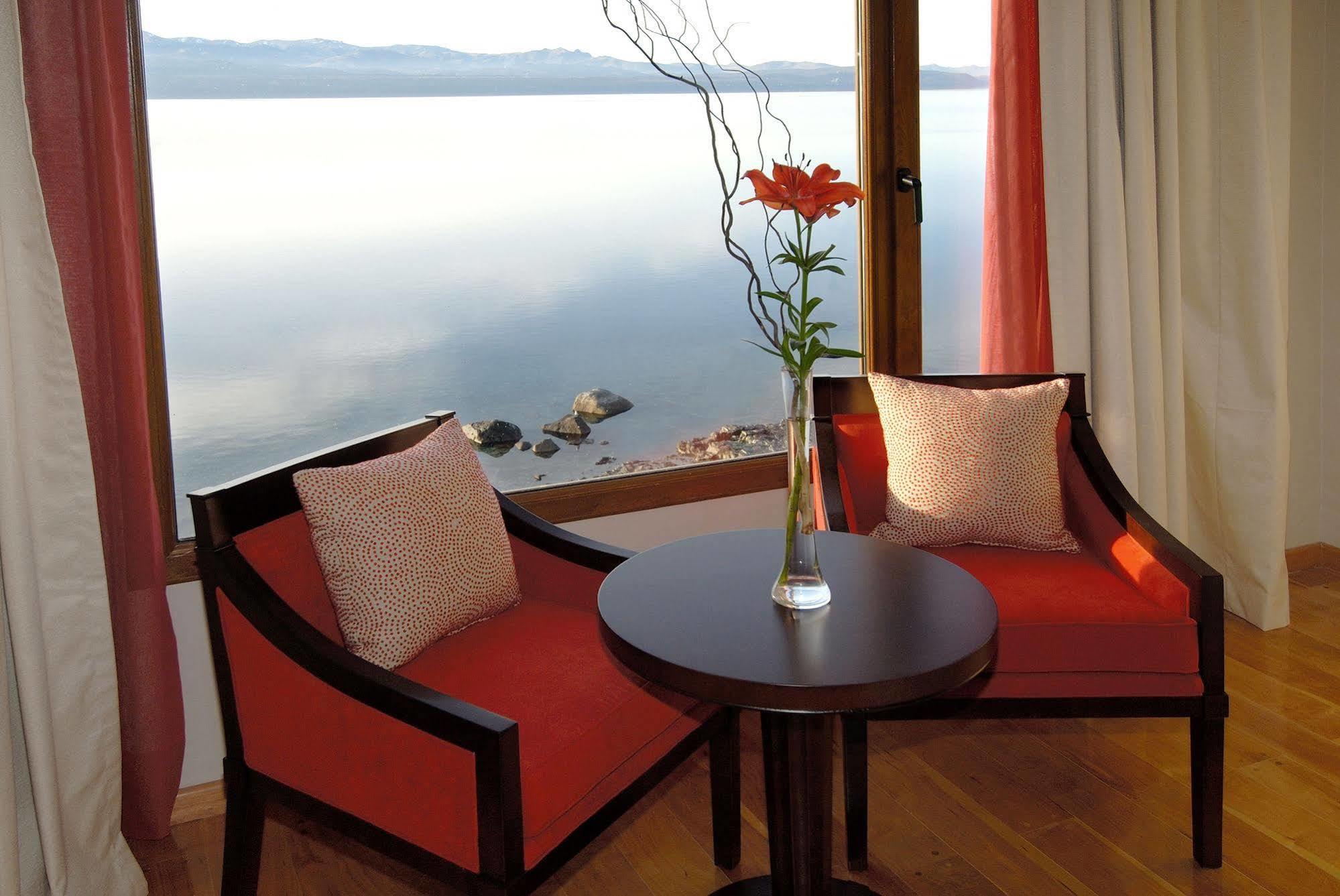 Alma Del Lago Suites & Spa San Carlos de Bariloche Exteriör bild A view from a suite at the resort