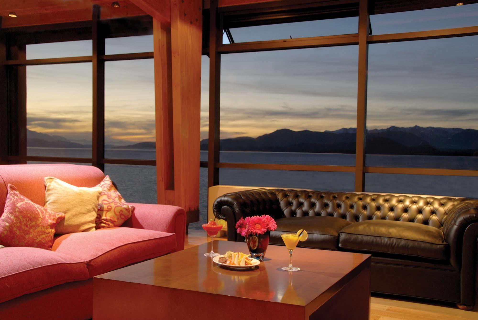 Alma Del Lago Suites & Spa San Carlos de Bariloche Exteriör bild The Living Room at the Hotel